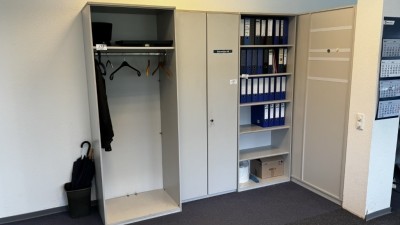 2 Aktenregale mit insgesamt 1 Aktenschrank und Garderobenschrank